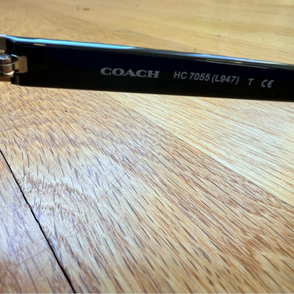 Coach HC7055 Aviator Sunglasses Gold Frame Gradient Lenses w Case and Lens wipe - Picture 5 of 5